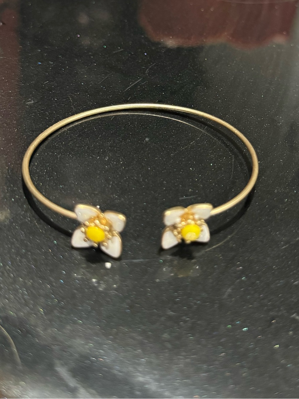 🌼 Gold Floral Open Bangle Bracelet with White and Yellow Enamel Flowers daisies